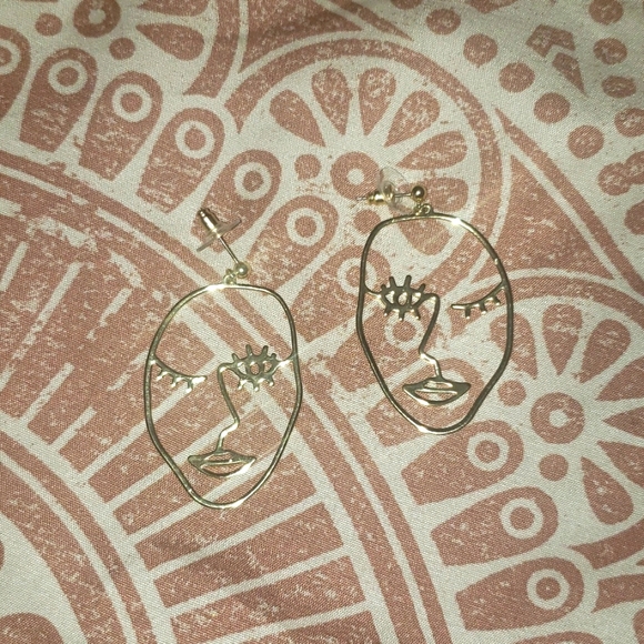 Gold tone earrings fashion jewlery. NWOT - Picture 2 of 4